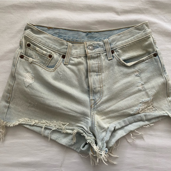 Levi’s Jean Shorts (Faded Wash - light blue) - Picture 1 of 2